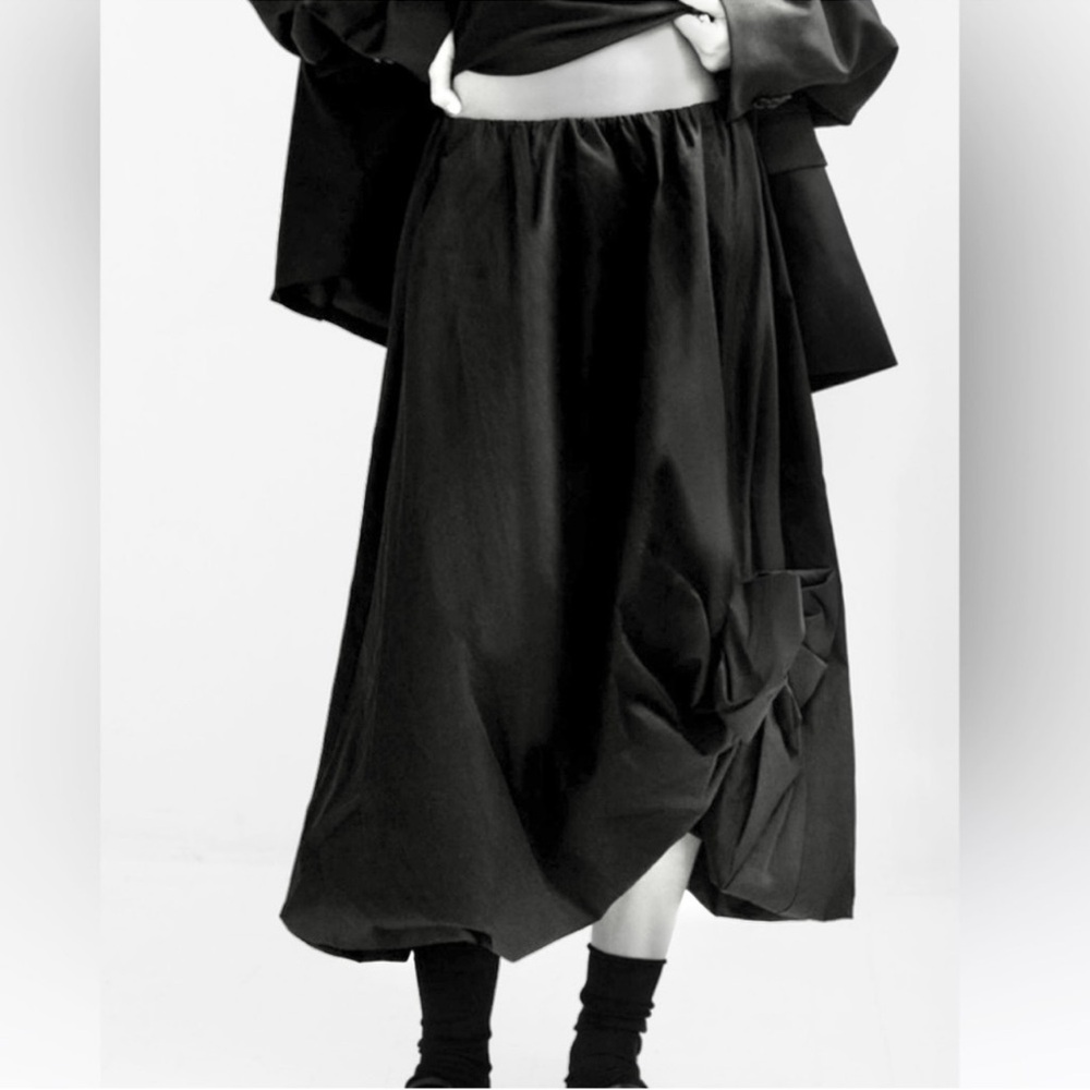 NWT Zara bubble midi skirt with bow. Black. Medium.